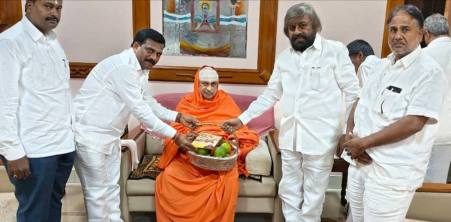 ಭಾಲ್ಕಿಯಲ್ಲಿ ಜರಗುವ ಭೀಮಣ್ಣ ಖಂಡ್ರೆ ಅವರ ಶತಮಾನೋತ್ಸವ ಕಾರ್ಯಕ್ರಮಕ್ಕೆ ಆಗಮಿಸುವಂತೆ ಬೆಂಗಳೂರಿನಲ್ಲಿ ಸುತ್ತೂರು ಶ್ರೀಗಳನ್ನು ಆಹ್ವಾನಿಸಲಾಯಿತು. ಜಿಲ್ಲಾ ಉಸ್ತುವಾರಿ ಸಚಿವ ಈಶ್ವರ ಖಂಡ್ರೆ ಇದ್ದರು