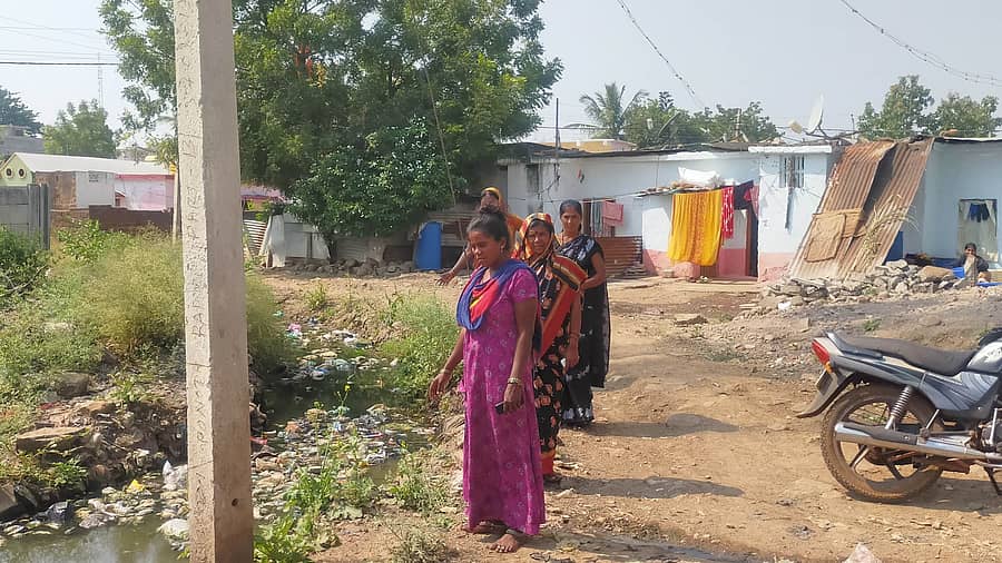 ಭಾಲ್ಕಿಯ ಹೌಸಿಂಗ್ ಬೋರ್ಡ್ ಕಾಲೊನಿಯ ಚರಂಡಿ ಸಮಸ್ಯೆಯಿಂದ ಮನೆಗಳ ಎದುರು ಕೊಳಚೆ ನೀರು ಸಂಗ್ರಹಗೊಂಡಿರುವುದು