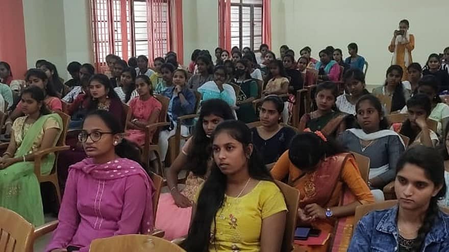 ಜೆಎಸ್‌ಎಸ್‌ ಕಾಲೇಜಿನಲ್ಲಿ ನಡೆದ ಕರ್ನಾಟಕ ರಾಜ್ಯೋತ್ಸವ ಕಾರ್ಯಕ್ರಮದಲ್ಲಿ ವಿದ್ಯಾರ್ಥಿಗಳು ಪಾಲ್ಗೊಂಡಿದ್ದರು