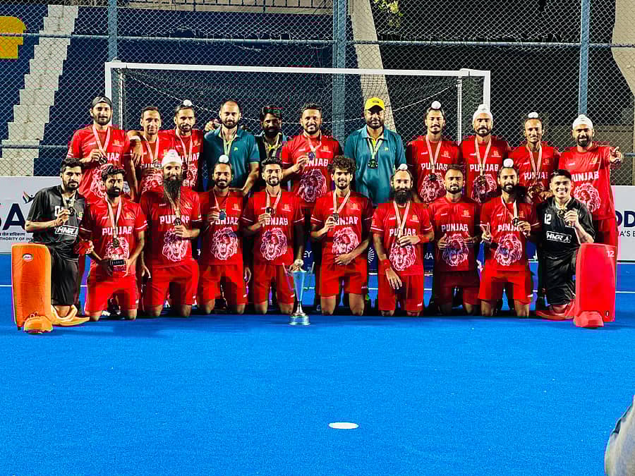 ಸೀನಿಯರ್ ಪುರುಷರ ರಾಷ್ಟ್ರೀಯ ಹಾಕಿ ಚಾಂಪಿಯನ್ಷಿಪ್ನಲ್ಲಿ ಪ್ರಶಸ್ತಿ ಗೆದ್ದ ಪಂಜಾಬ್ ತಂಡ –ಹಾಕಿ ಇಂಡಿಯಾ ‘ಎಕ್ಸ್’ ಚಿತ್ರ