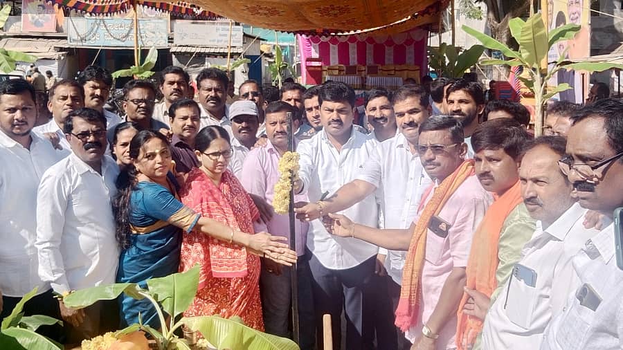 ಹೊಳೆಹೊನ್ನೂರಿನ ರಸ್ತೆ ಕಾಮಗಾರಿಗೆ ಸಂಸದ ಬಿ.ವೈ. ರಾಘವೇಂದ್ರ ಗುದ್ದಲಿ ಪೂಜೆ ನೆರೆವೇರಿಸಿದರು. ಈ ಸಂದರ್ಭದಲ್ಲಿ ಶಾಸಕಿ ಶಾರದಾಪೂರ್ಯನಾಯ್ಕ, ಮಾಜಿ ಶಾಸಕ ಕೆ.ಬಿ.ಅಶೋಕನಾಯ್ಕ ಹಾಜರಿದ್ದರು.