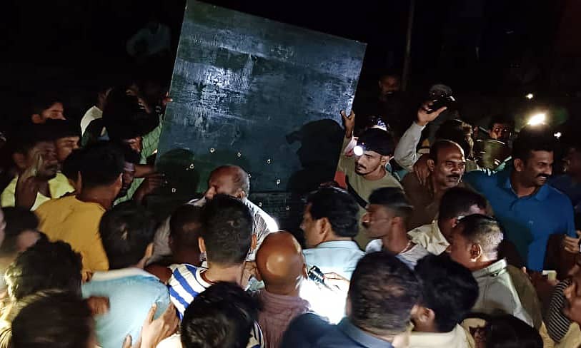 ಕುಮಟಾ ತಾಲ್ಲೂಕಿನ ಹೆಗಡೆ ಗ್ರಾಮದ ಶಿವಪುರದಲ್ಲಿ ಬುಧವಾರ ರಾತ್ರಿ ಅರಣ್ಯ ಇಲಾಖೆಯ ಬೋನಿಗೆ ಬಿದ್ದ ಚಿರತೆ ನೋಡಲು ಸೇರಿದ್ದ ಜನ