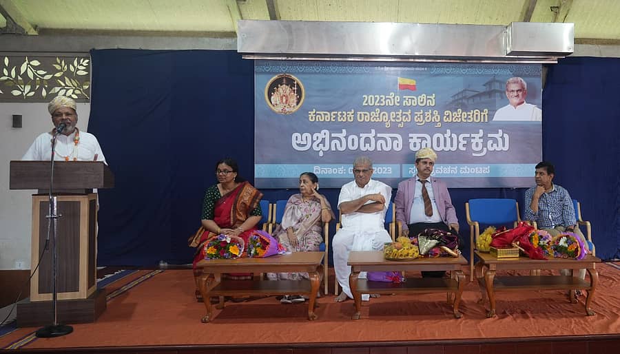 ರಾಜ್ಯೋತ್ಸವ ಪ್ರಶಸ್ತಿ ಪುರಸ್ಕೃತ ಚಾರ್ಮಾಡಿ ಹಸನಬ್ಬ ಅವರು ಧರ್ಮಸ್ಥಳದಲ್ಲಿ ಹಮ್ಮಿಕೊಂಡಿದ್ದ ಕಾರ್ಯಕ್ರಮದಲ್ಲಿ ಮಾತನಾಡಿದರು