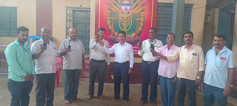 ಉಗರಗೋಳ ಸಮೀಪದ ಯಲ್ಲಮ್ಮನಗುಡ್ಡದ ಯಲ್ಲಮ್ಮ ದೇವಿ ದೇವಸ್ಥಾನದಲ್ಲಿ ನೀಡಲಾಗಿರುವ ವಾಕಿಟಾಕಿಗಳನ್ನು ಅಧಿಕಾರಿಗಳು ಮತ್ತು  ಸಿಬ್ಬಂದಿ ಪ್ರದರ್ಶಿಸಿದರು