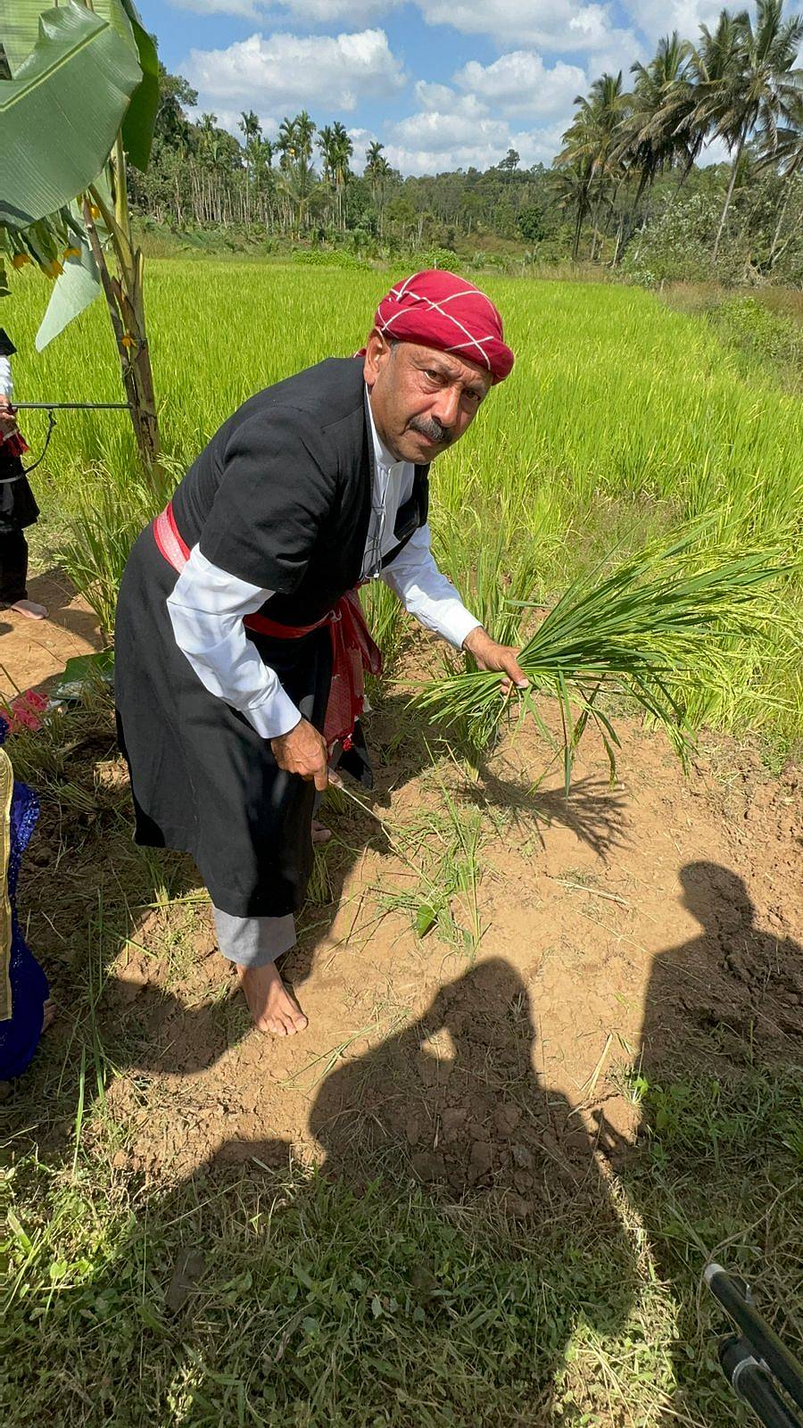 ಕೊಡವ ನ್ಯಾಷನಲ್ ಕೌನ್ಸಿಲ್ ಅಧ್ಯಕ್ಷ ಎನ್.ಯು.ನಾಚಪ್ಪ ದಕ್ಷಿಣ ಕೊಡಗಿನ ಬಾಳೆಲೆ ಬಳಿಯ ಆರ್ಕೇರಿನಾಡಿನ ಬಿಳೂರು ಗ್ರಾಮದಲ್ಲಿ ಸೋಮವಾರ ಸಾಂಪ್ರದಾಯಿಕವಾಗಿ ಭತ್ತದ ಕದಿರು ಕೊಯ್ಯುವ ಮೂಲಕ ಹುತ್ತರಿ ಹಬ್ಬ ಆಚರಿಸಿದರು.