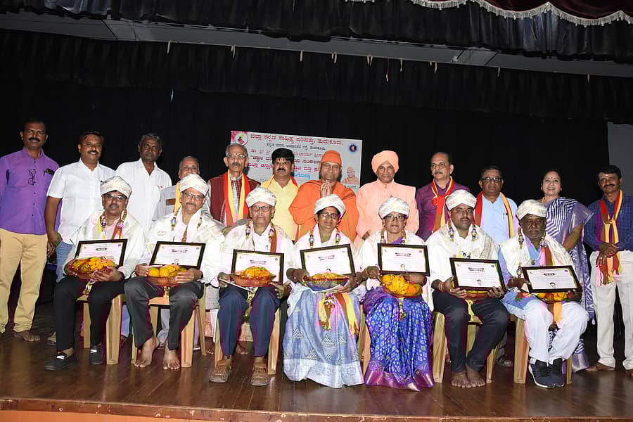 <div class="paragraphs"><p>ತುಮಕೂರಿನಲ್ಲಿ ಮಂಗಳವಾರ ಕನ್ನಡ ಸಾಹಿತ್ಯ ಪರಿಷತ್ತು ಜಿಲ್ಲಾ ಘಟಕ ಹಮ್ಮಿಕೊಂಡಿದ್ದ ಕಾರ್ಯಕ್ರಮದಲ್ಲಿ ವಿವಿಧ ಕ್ಷೇತ್ರಗಳಲ್ಲಿ ಸಾಧನೆ ಮಾಡಿದವರಿಗೆ ಪರಿಷತ್ ವತಿಯಿಂದ ರಾಜ್ಯೋತ್ಸವ ದತ್ತಿ ಪ್ರಶಸ್ತಿ ಪ್ರದಾನ ಮಾಡಲಾಯಿತು. ಶಿವಾನಂದ ಶಿವಾಚಾರ್ಯ ಸ್ವಾಮೀಜಿ, ಸ್ವಾಮಿ ಜಪಾನಂದಜೀ, ಪರಿಷತ್ ಅಧ್ಯಕ್ಷ ಕೆ.ಎಸ್.ಸಿದ್ಧಲಿಂಗಪ್ಪ, ಮೊದಲಾದವರು ಉಪಸ್ಥಿತರಿದ್ದರು</p></div>