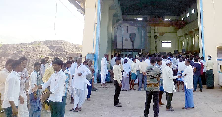 ಕೆಂಭಾವಿ ಪಟ್ಟಣದ ಗುತ್ತಿ ಬಸವಣ್ಣ ಏತ ನೀರಾವರಿ ಜಾಕ್ವೆಲ್ ಪ್ರದೇಶದಲ್ಲಿ ಬುಧವಾರ ಕಾಲುವೆಗೆ ಸಮರ್ಪಕ ನೀರು ಹರಿಸುವಂತೆ ಒತ್ತಾಯಿಸಿ ನೂರಾರು ರೈತರು ಪ್ರತಿಭಟನೆ ನಡೆಸಿದರು