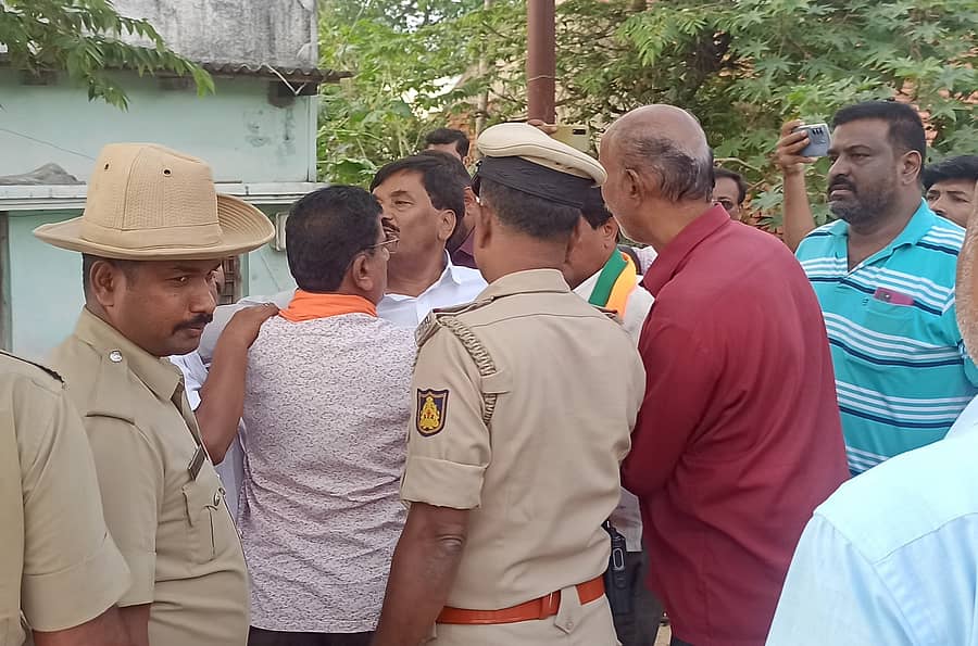 <div class="paragraphs"><p>ಕೈ ಮಿಲಾಯಿಸಿದ ಪರಿಷತ್ ಸದಸ್ಯ, ಬಿಜೆಪಿ ಮುಖಂಡ</p></div>