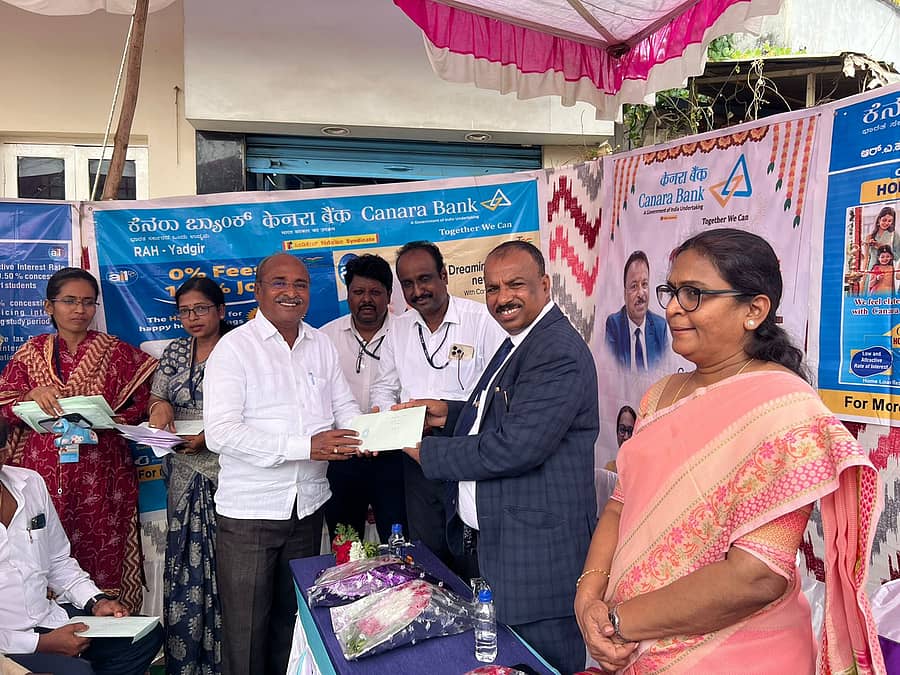 ಯಾದಗಿರಿ ನಗರದ ಕೆನರಾ ಬ್ಯಾಂಕ್ ಸ್ಟೇಷನ್ ಶಾಖೆಯಲ್ಲಿ ಹಮ್ಮಿಕೊಂಡಿದ್ದ ಸಾಲ ವಿತರಣೆ ಕಾರ್ಯಕ್ರಮದಲ್ಲಿ ಪ್ರಧಾನ ವ್ಯವಸ್ಥಾಪಕ ವಿಜಯಕುಮಾರ ಗ್ರಾಹರಿಗೆ ಚೆಕ್ ಹಸ್ತಾಂತರಿಸಿದರು