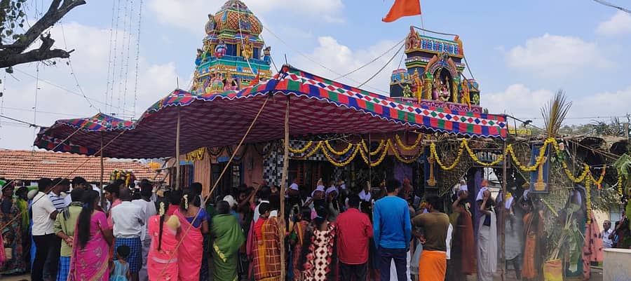 ಬೆಳಕವಾಡಿ ಸಮೀಪದ ಹೊಸಹಳ್ಳಿ ಗ್ರಾಮದ ಮಹದೇವಮ್ಮದೇವಿ, ಚಿಕ್ಕಮ್ಮದೇವಿ ದೇವಸ್ಥಾನಗಳಲ್ಲಿ ದೇವರ ಪ್ರತಿಷ್ಠಾಪನೆ ನಡೆಯಿತು