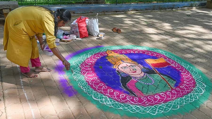 <div class="paragraphs"><p>ಮಹಿಳೆಯರು ರಂಗೋಲಿ ಬಿಡಿಸಿದರು. ಚಿತ್ರಗಳು: ಎಸ್ ಕೆ ದಿನೇಶ್</p></div>