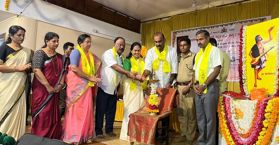 ಉಡುಪಿಯ ಅಜ್ಜರಕಾಡು ಗೋವಿಂದ ಕಲ್ಯಾಣ ಮಂಟಪದಲ್ಲಿ ಗುರುವಾರ ಹಮ್ಮಿಕೊಂಡಿದ್ದ ಕನಕದಾಸ ಜಯಂತಿಯನ್ನು ಕೇಂದ್ರ ಕೃಷಿ ಹಾಗೂ ರೈತರ ಕಲ್ಯಾಣ ರಾಜ್ಯ ಖಾತೆ ಸಚಿವೆ ಶೋಭಾ ಕರಂದ್ಲಾಜೆ ಉದ್ಘಾಟಿಸಿದರು