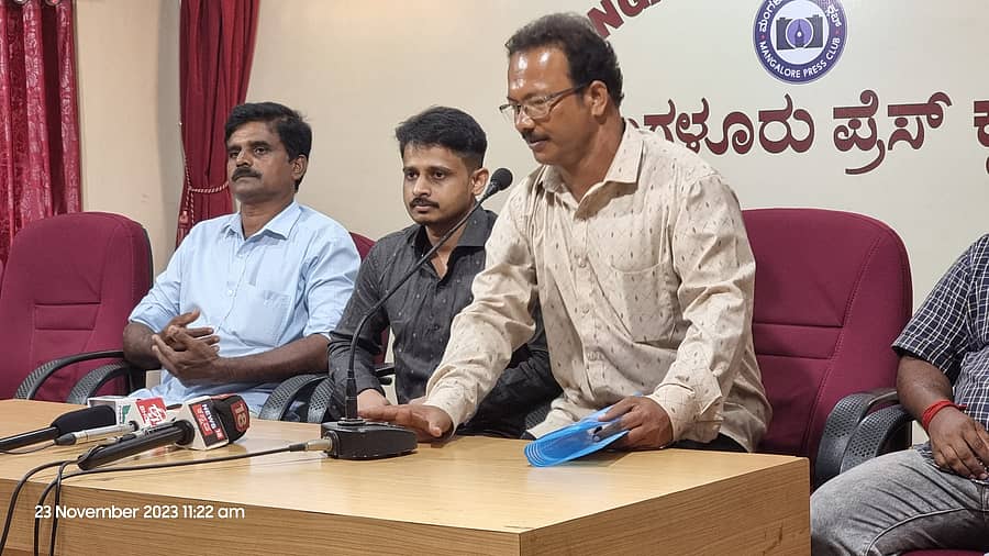 ಪತ್ರಿಕಾಗೋಷ್ಠಿಯಲ್ಲಿ ಶ್ರೀಧರ್ ಗೌಡ ಮಾತನಾಡಿದರು. ಬಾಲಕೃಷ್ಣ ಬಲಕ ಮತ್ತು ಚಂದ್ರಶೇಖರ್ ಎಂ.ಕೆ ಇದ್ದಾರೆ