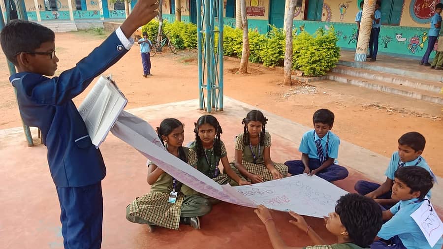 ಹನೂರು ತಾಲ್ಲೂಕಿನ ಮಂಗಲ ಸರ್ಕಾರಿ ಪ್ರೌಢಶಾಲೆಯಲ್ಲಿ ವಿದ್ಯಾರ್ಥಿಗಳು ಸಂವಿಧಾನದ ಮಹತ್ವ ಸಾರುವ ಕಿರುನಾಟಕ ಪ್ರದರ್ಶಿಸಿದರು