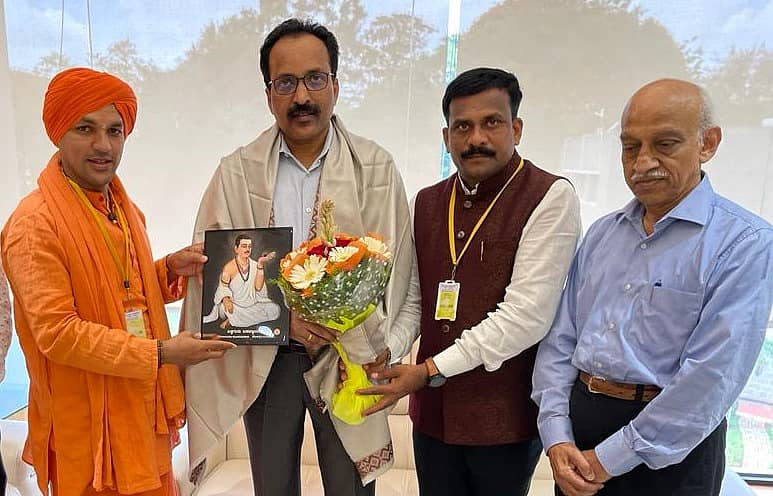 ಭಾಲ್ಕಿಯ ಹಿರೇಮಠ ಸಂಸ್ಥಾನದ ಪೀಠಾಧಿಪತಿ ಗುರುಬಸವ ಪಟ್ಟದ್ದೇವರು ಬೆಂಗಳೂರಿನಲ್ಲಿ ಇಸ್ರೋದ ಅಧ್ಯಕ್ಷ ಎಸ್.ಸೋಮನಾಥ ಅವರನ್ನು ಸನ್ಮಾನಿಸಿದರು. ಎ.ಎಸ್.ಕಿರಣಕುಮಾರ ಇದ್ದರು