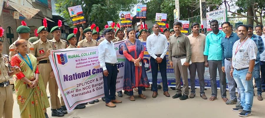 ಕನಕಪುರದಲ್ಲಿ ಮಂಗಳವಾರ ಮತದಾನ ಪಟ್ಟಿಗೆ ಸೇರ್ಪಡೆ ಹಾಗೂ ಪರಿಷ್ಕರಣೆ ಜಾಗೃತಿ ಜಾಥಾಕ್ಕೆ ತಹಶೀಲ್ದಾರ್‌ ಡಾ.ಸ್ಮಿತಾರಾಮ್‌ ಚಾಲನೆ ನೀಡಿದರು