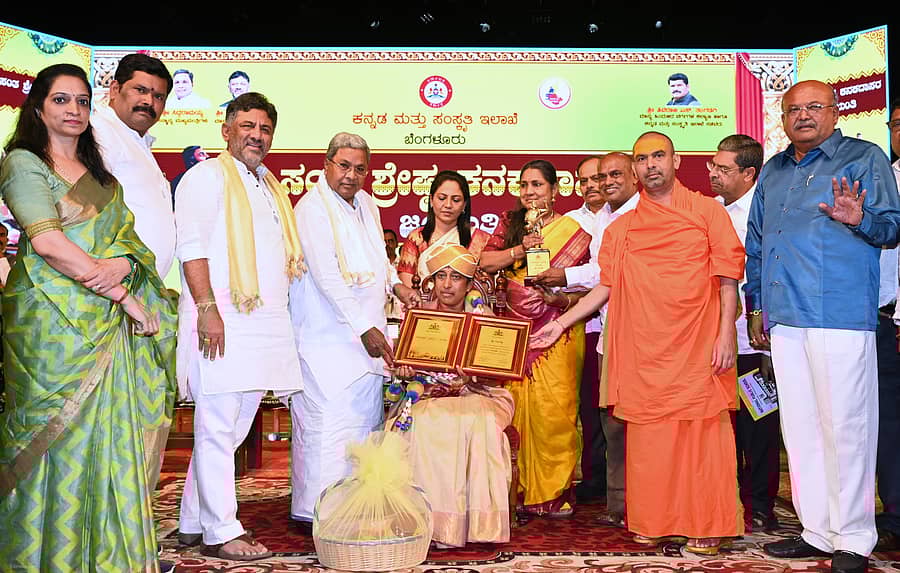 <div class="paragraphs"><p>ಕನಕದಾಸರ ಜಯಂತಿ ಕಾರ್ಯಕ್ರಮದಲ್ಲಿ ಮುಖ್ಯಮಂತ್ರಿ ಸಿದ್ದರಾಮಯ್ಯ, ಸಮಾಜ ಸೇವಕ ಲಿಂಗಪ್ಪ ಅವರಿಗೆ ನೀಡಿದ ಮರಣೋತ್ತರ ಕನಕಶ್ರೀ ಪ್ರಶಸ್ತಿಯನ್ನು ಅವರ ಪುತ್ರಿ ಡಾ. ಲೀಲಾ ಸ್ವೀಕರಿಸಿದರು. </p></div>