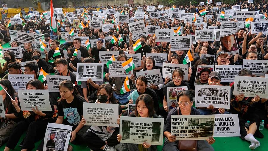 <div class="paragraphs"><p>ದೆಹಲಿಯ ಜಂತರ್ಮಂತರ್ನಲ್ಲಿ ಮಣಿಪುರದಲ್ಲಿ ನಡೆಯುತ್ತಿರುವ ಜನಾಂಗೀಯ ಹಿಂಸಾಚಾರ ಖಂಡಿಸಿ ಮಣಿಪುರದ ನಾಗರಿಕರು ಪ್ರತಿಭಟನೆ ನಡೆಸಿದ ದೃಶ್ಯ</p></div>