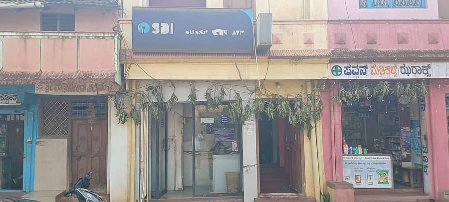 ಹಿರೇಕೆರೂರು ಪಟ್ಟಣದ ತಾವರಗಿ ರಸ್ತೆಯಲ್ಲಿ ಇರುವ ಎಸ್‌ಬಿ‌ಐ ಬ್ಯಾಂಕ್‌ನ ಎಟಿಎಂ ಕೇಂದ್ರದಲ್ಲಿ ಭದ್ರತಾ ಸಿಬ್ಬಂದಿಯಿಲ್ಲದೆ ಗ್ರಾಹಕರಿಗೆ ಸುರಕ್ಷತೆ ಇಲ್ಲದಂತಾಗಿದೆ  -ಪ್ರಜಾವಾಣಿ ಚಿತ್ರ