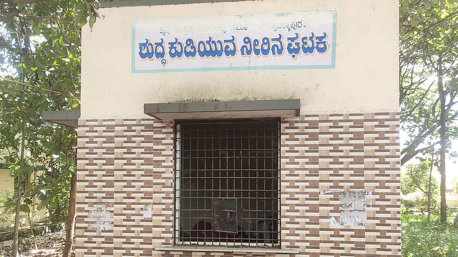 ಎಪಿಎಂಸಿ ಮಾರುಕಟ್ಟೆ ಆವರಣದಲ್ಲಿ ಪಾಳುಬಿದ್ದಿರುವ ಶುದ್ಧಕುಡಿಯುವ ನೀರಿನ ಘಟಕ