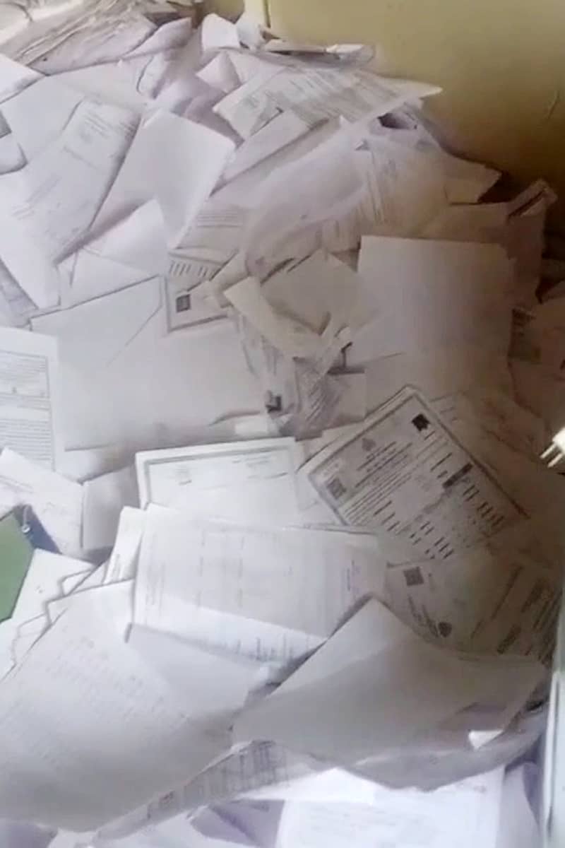 ಗುಲ್ಬರ್ಗ ವಿಶ್ವವಿದ್ಯಾಲಯದ ಕೊಠಡಿಯೊಂದರಲ್ಲಿ ಪಿಯು ಅಂಕಪಟ್ಟಿಗಳನ್ನು ಗುಡ್ಡೆ ಹಾಕಿರುವುದು