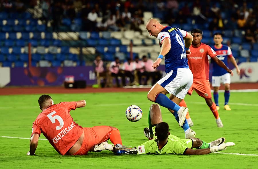 <div class="paragraphs"><p>ಬೆಂಗಳೂರಿನ ಕಂಠೀರವ ಕ್ರೀಡಾಂಗಣದಲ್ಲಿ ಗುರುವಾರ ನಡೆದ ಐಎಸ್ಎಲ್ ಪಂದ್ಯದಲ್ಲಿ ಬೆಂಗಳೂರು ಎಫ್ಸಿ ತಂಡದ ಕರ್ಟಿಸ್ ಮೈನ್ ಗೋಲು ಗಳಿಸಲು ಯತ್ನಿಸಿದರು</p></div>