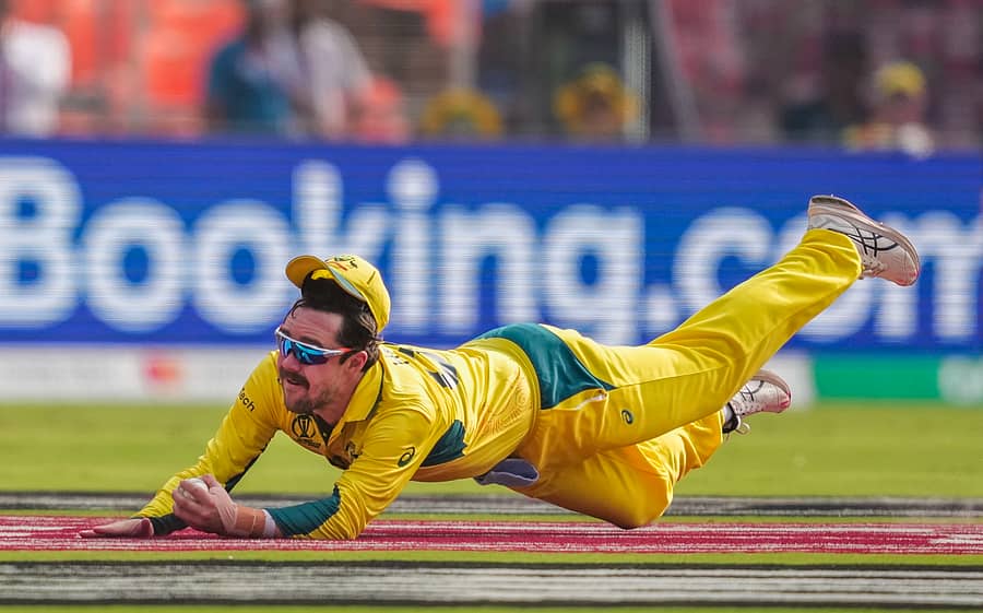 <div class="paragraphs"><p>ಆಸ್ಟ್ರೇಲಿಯಾ ತಂಡದ ಟ್ರಾವಿಸ್‌ ಹೆಡ್‌ ಅವರು ರೋಹಿತ್‌ ಶರ್ಮಾ ಹೊಡೆದ ಚೆಂಡನ್ನು ಡೈವ್‌ ಹೊಡೆದು ಹಿಡಿತಕ್ಕೆ ಪಡೆದ ಕ್ಷಣ  </p></div>