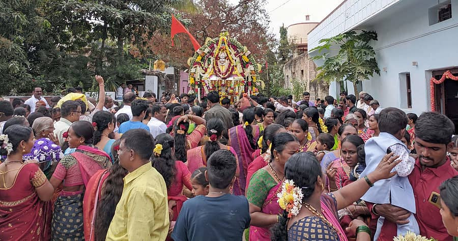 ಹಗರಿಬೊಮ್ಮನಹಳ್ಳಿ ತಾಲ್ಲೂಕಿನ ಹಂಪಸಾಗರ ಗ್ರಾಮದಲ್ಲಿ ಗಂಗಾಂಬಿಕೆ ತೆಪ್ಪೋತ್ಸವ ಅಂಗವಾಗಿ ಅಲಂಕೃತ ತೆಪ್ಪವನ್ನು ಮೆರವಣಿಗೆ ಮಾಡಲಾಯಿತು