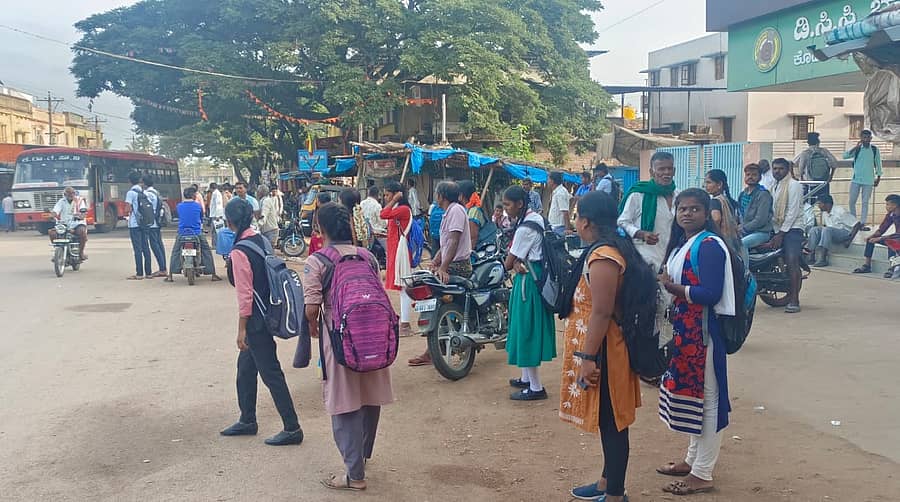 ಕೊಡಿಗೇನಹಳ್ಳಿ ಬಸ್ ನಿಲ್ದಾಣದಲ್ಲಿ ವಿದ್ಯಾರ್ಥಿಗಳು ಬಸ್ ಗಾಗಿ ಕಾಯುತ್ತಿರುವ ದೃಶ್ಯ