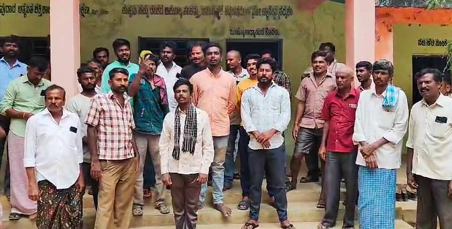 ಮಧುಗಿರಿ ತಾಲ್ಲೂಕಿನ ರಂಟವಳಲು ಸರ್ಕಾರಿ ಹಿರಿಯ ಪ್ರಾಥಮಿಕ ಶಾಲೆ ವಿದ್ಯಾರ್ಥಿನಿಯರಿಗೆ ಲೈಂಗಿಕ ಕಿರುಕುಳ ನೀಡುತ್ತಿರುವ ಶಿಕ್ಷಕ ವಿರುದ್ಧ ಶಿಸ್ತುಕ್ರಮ ಕೈಗೊಳ್ಳಬೇಕೆಂದು ಆಗ್ರಹಿಸಿ ಪೋಷಕರು ಪ್ರತಿಭಟನೆ ನಡೆಸಿದರು 