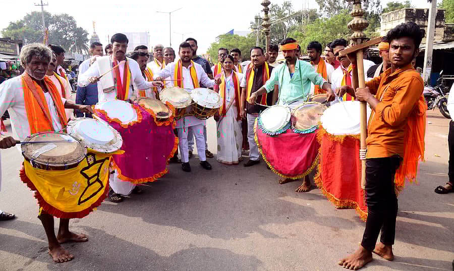 ಹೂವಿನಹಡಗಲಿಯಲ್ಲಿ ಕನ್ನಡ ರಾಜ್ಯೋತ್ಸವ ಪ್ರಯುಕ್ತ ಭುವನೇಶ್ವರಿ ಭಾವಚಿತ್ರ ಮೆರವಣಿಗೆಯಲ್ಲಿ ಶಾಸಕ ಎಲ್.ಕೃಷ್ಣನಾಯ್ಕ, ಮಾಜಿ ಶಾಸಕ ನಂದಿಹಳ್ಳಿ ಹಾಲಪ್ಪ ಸಮಾಳ ನುಡಿಸಿ ಗಮನ ಸೆಳೆದರು