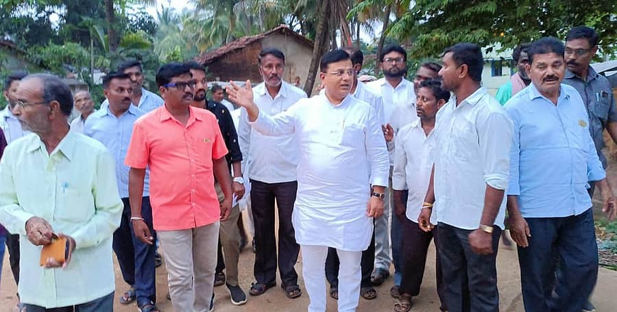 ಹಾನಗಲ್ ತಾಲ್ಲೂಕಿನ ಕಲಕೇರಿ ಗ್ರಾಮಕ್ಕೆ ಭೇಟಿ ನೀಡಿದ ಶಾಸಕ ಶ್ರೀನಿವಾಸ ಮಾನೆ ಸ್ಥಳೀಯ ಸಮಸ್ಯೆಗಳನ್ನು ಪರಿಶೀಲಿಸಿ ಅಧಿಕಾರಿಗಳಿಗೆ ಸೂಚನೆ ನೀಡಿದರು