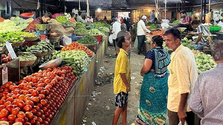 ರಾಯಚೂರಿನ ಮಾರುಕಟ್ಟೆಯಲ್ಲಿ ಮಾರಾಟಕ್ಕೆ ಇಡಲಾದ ತರಕಾರಿ