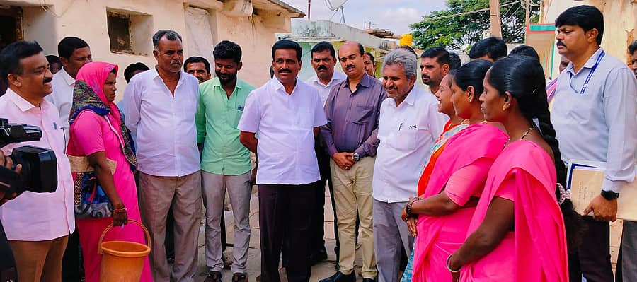 ಶಿಡ್ಲಘಟ್ಟ ತಾಲ್ಲೂಕಿನ ತಲಕಾಯಲಬೆಟ್ಟ ಗ್ರಾಮಕ್ಕೆ ಶಾಸಕ ರವಿಕುಮಾರ್ ಭೇಟಿ ನೀಡಿ ಸ್ಥಳೀಯರು ಹಾಗೂ ಆರೋಗ್ಯ ಇಲಾಖೆಯವರೊಂದಿಗೆ ಚರ್ಚಿಸಿದರು