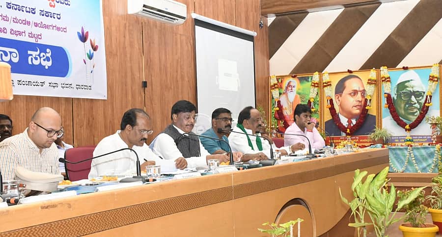 ಧಾರವಾಡದಲ್ಲಿ ಬುಧವಾರ ನಡೆದ ಪ್ರಗತಿ ಪರಿಶೀಲನಾ ಸಭೆಯಲ್ಲಿ ಜಿಲ್ಲಾಧಿಕಾರಿ ಗುರುದತ್ತ ಹೆಗಡೆ, ಶಾಸಕ ಅಬ್ಬಯ್ಯ ಪ್ರಸಾದ, ಸಚಿವ ಮಹದೇವಪ್ಪ, ಸಮಾಜಕಲ್ಯಾಣ ಇಲಾಖೆ ಪ್ರಧಾನ ಕಾರ್ಯದರ್ಶಿ ಪಿ.ಮಣಿವಣ್ಣನ್, ಶಾಸಕ ಕೋನರೆಡ್ಡಿ ಪಾಲ್ಗೊಂಡಿದ್ದರು.