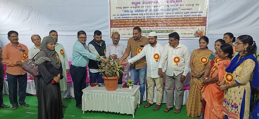 ಅಳ್ನಾವರ ಪಟ್ಟಣ ಪಂಚಾಯಿತಿ ವತಿಯಿಂದ ಬೀದಿ ಬದಿ ವ್ಯಾಪಾರಿಗಳಿಗೆ ಹಮ್ಮಿಕೊಂಡಿದ್ದ ವಿವಿಧ ಇಲಾಖೆಗಳ ಮಾಹಿತಿ ಕಾರ್ಯಾಗಾರವನ್ನು ಗಣ್ಯರು ಉದ್ಘಾಟಿಸಿದರು