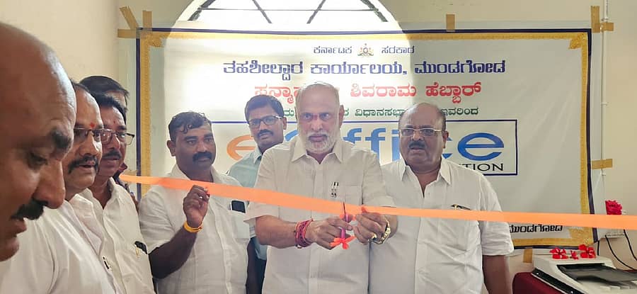 ಮುಂಡಗೋಡ ತಹಶೀಲ್ದಾರ್ ಕಚೇರಿಯಲ್ಲಿ ಇ-ಆಫೀಸ್ ಅನ್ನು ಶಾಸಕ ಶಿವರಾಮ ಹೆಬ್ಬಾರ್ ಉದ್ಘಾಟಿಸಿದರು