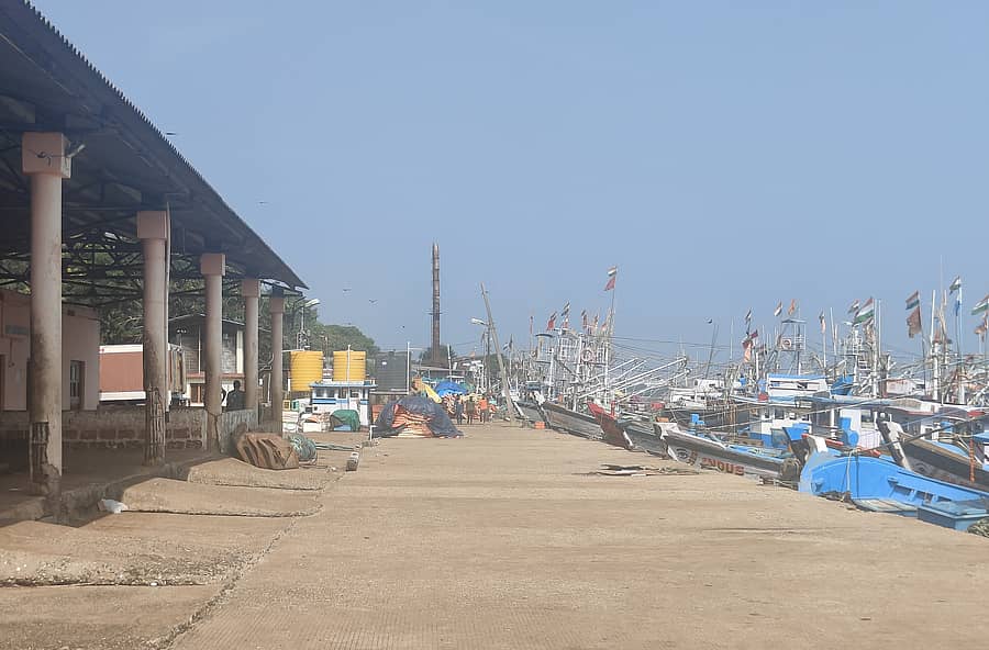 ಮೀನುಗಾರಿಕೆ ಚಟುವಟಿಕೆ ಇಲ್ಲದೆ ಬಿಕೋ ಎನ್ನುತ್ತಿರುವ ಕಾರವಾರದ ಬೈತಕೋಲದಲ್ಲಿರುವ ಮೀನುಗಾರಿಕೆ ಬಂದರು ಪ್ರದೇಶ.