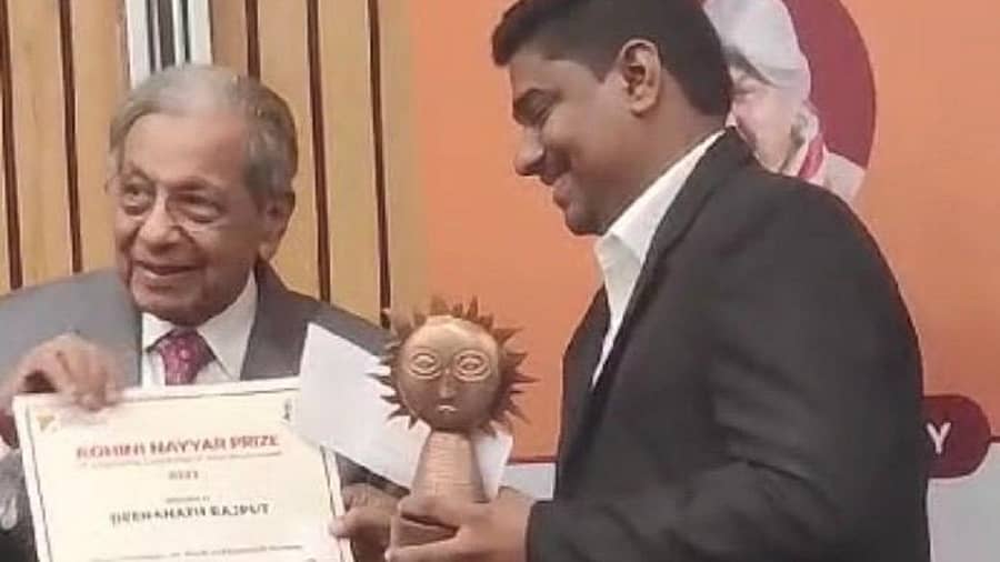 ದೀನನಾಥ ರಜಪೂತ್ ಅವರಿಗೆ ‘ರೋಹಿಣಿ ನಯ್ಯರ್ ಪ್ರಶಸ್ತಿ’ಯನ್ನು 15ನೇ ಹಣಕಾಸು ಆಯೋಗದ ಅಧ್ಯಕ್ಷ ಎನ್.ಕೆ.ಸಿಂಗ್ ಪ್ರದಾನ ಮಾಡಿದರು.