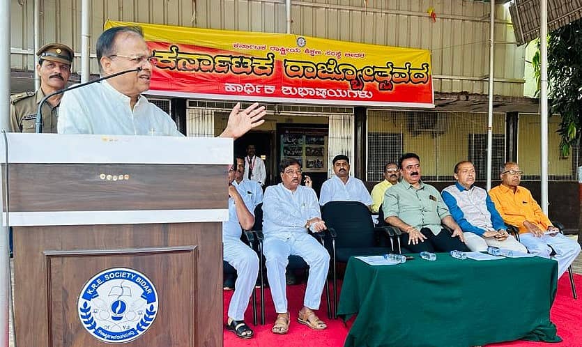 ಬೀದರ್ನ ಕರ್ನಾಟಕ ಕಾಲೇಜಿನಲ್ಲಿ ಏರ್ಪಡಿಸಿದ್ದ ಕಾರ್ಯಕ್ರಮದಲ್ಲಿ ಸಂಸ್ಥೆಯ ಅಧ್ಯಕ್ಷ ಬಸವರಾಜ ಜಾಬಶೆಟ್ಟಿ ಮಾತನಾಡಿದರು