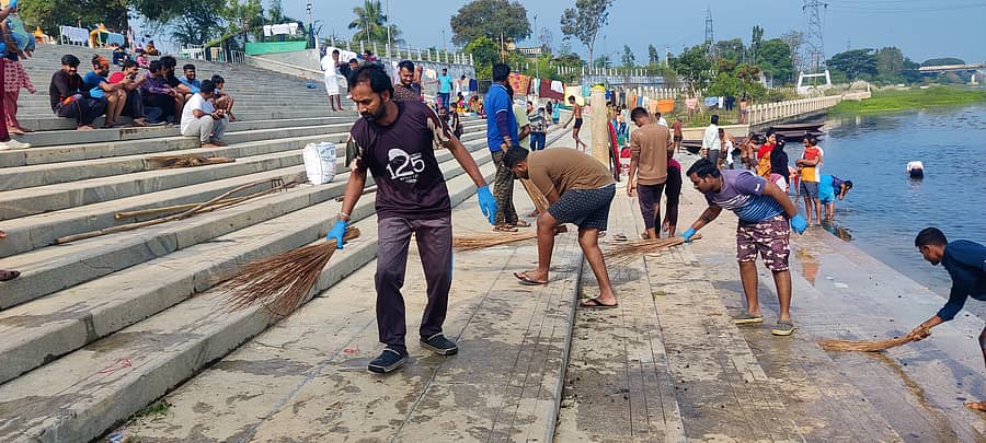 ತಿ. ನರಸೀಪುರ ಪಟ್ಟಣದ ಗುಂಜಾ ನರಸಿಂಹ ಸ್ವಾಮಿ ದೇವಾಲಯದ ಮುಂಭಾಗದಲ್ಲಿರುವ ಸೋಪನಕಟ್ಟೆಯನ್ನು ಯುವ ಬ್ರಿಗೇಡ್ ಕಾರ್ಯಕರ್ತರು ಸ್ವಚ್ಛಗೊಳಿಸಿದರು