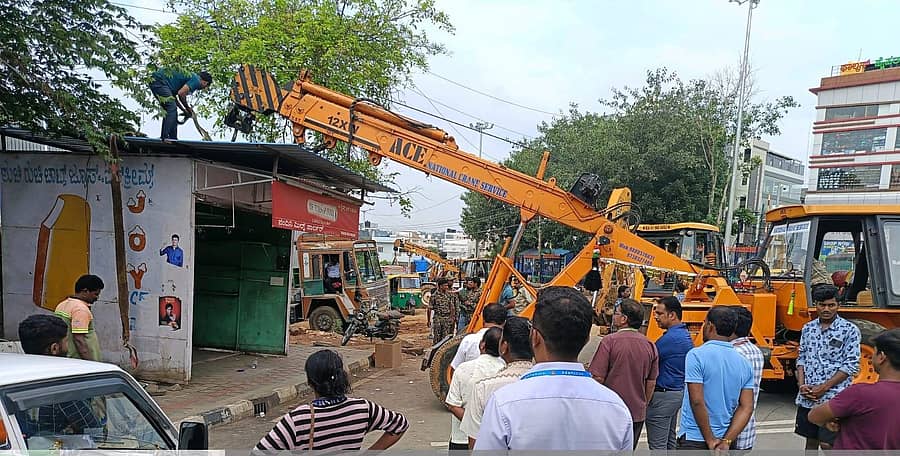 ಪಾದಚಾರಿ ಮಾರ್ಗದಲ್ಲಿನ ಮಳಿಗಳನ್ನು ಬಿಬಿಎಂಪಿ ಸಿಬ್ಬಂದಿ ಗುರುವಾರ ತೆರವುಗೊಳಿಸಿದರು