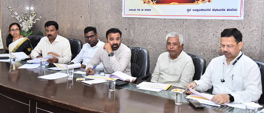 ಹಾವೇರಿ ನಗರದ ಪ್ರವಾಸಿ ಮಂದಿರದಲ್ಲಿ ಭಾನುವಾರ ಕಾರ್ಮಿಕ ಸಚಿವ ಸಂತೋಷ ಲಾಡ್‌ ಅವರು ಪ್ರಗತಿ ಪರಿಶೀಲನಾ ಸಭೆ ನಡೆಸಿದರು. ಕಾರ್ಮಿಕ ಕಲ್ಯಾಣ ಮಂಡಳಿ ಸಿಇಒ ಭಾರತಿ ಡಿ, ಜಿಲ್ಲಾಧಿಕಾರಿ ರಘುನಂದನ ಮೂರ್ತಿ, ಶಾಸಕ ಬಸವರಾಜ ಶಿವಣ್ಣನವರ, ಕಾರ್ಮಿಕ ಇಲಾಖೆ ಸರ್ಕಾರದ ಪ್ರಧಾನ ಕಾರ್ಯದರ್ಶಿ ಮೊಹಮ್ಮದ್‌ ಮೊಹಿದ್ದೀನ್‌ ಇದ್ದಾರೆ