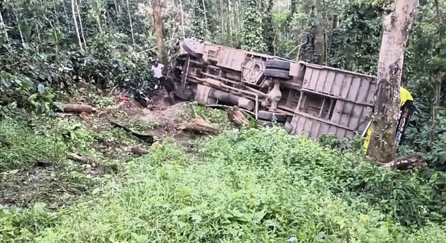 <div class="paragraphs"><p> ಪ್ರಪಾತಕ್ಕೆ ಬಿದ್ದ ಖಾಸಗಿ ಬಸ್</p></div>