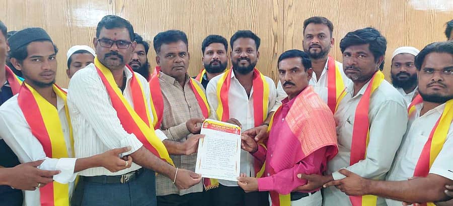 ಸಿಂಧನೂರು ನಗರದ ಸಕ್ರ್ಯೂಟ್ ಹೌಸ್‍ನಲ್ಲಿ ಕಸ್ತೂರಿ ಕರ್ನಾಟಕ ಜನಪರ ವೇದಿಕೆಯ ಸರ್ವ ಸದಸ್ಯರು ಸೋಮವಾರ ಸಭೆ ನಡೆಸಿ ನೂತನ ಪದಾಧಿಕಾರಿಗಳನ್ನು ನೇಮಕ ಮಾಡಿದರು