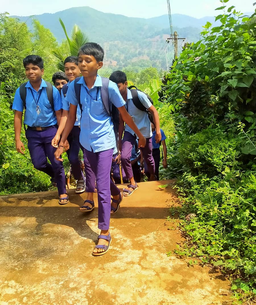 ಕರಿಕೆ ಗ್ರಾಮದ ಸರ್ಕಾರಿ ಪ್ರೌಢಶಾಲೆಗೆ ಬರುತ್ತಿರುವ ವಿದ್ಯಾರ್ಥಿಗಳು