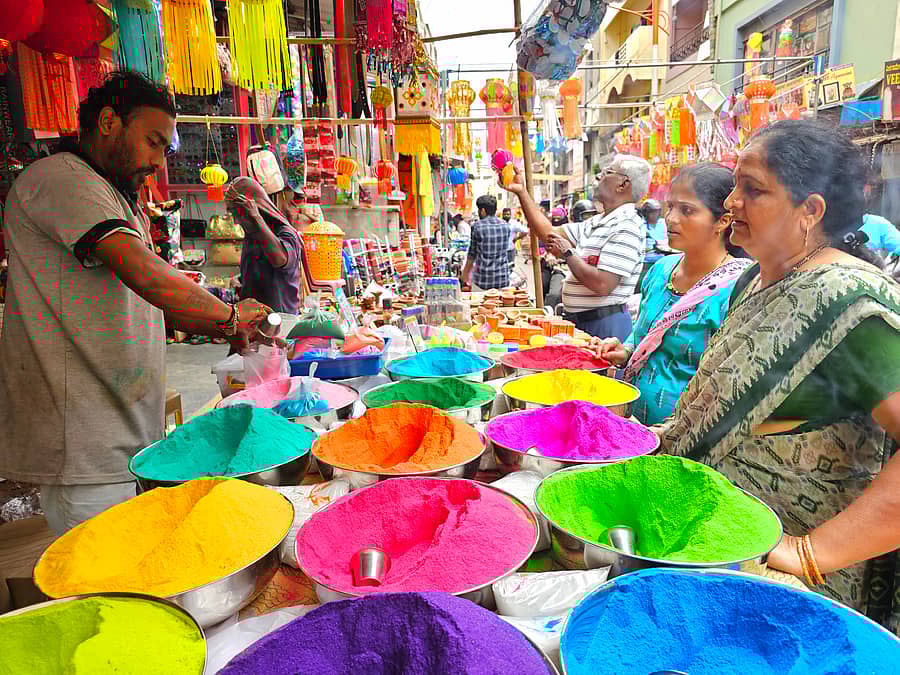 <div class="paragraphs"><p>ದೀಪಾವಳಿ ಅಂಗವಾಗಿ ಬೆಳಗಾವಿಯ ಮಾರುಕಟ್ಟೆ ಪ್ರದೇಶದಲ್ಲಿ ಬಣ್ಣ ಬಣ್ಣದ ರಂಗೋಲಿ ಮಾರಾಟ ಜೋರಾಗಿದೆ</p></div>