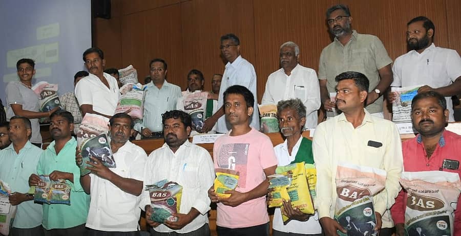 ಬೆಳಗಾವಿಯ ಸುವರ್ಣ ವಿಧಾನಸೌಧದಲ್ಲಿ ಶುಕ್ರವಾರ ಸಚಿವ ಸತೀಶ ಜಾರಕಿಹೊಳಿ ಅವರು ರೈತರಿಗೆ ಮೇವಿನ ಬೀಜಗಳ ಕೀಟ್ಗಳನ್ನು ನೀಡಿದರು