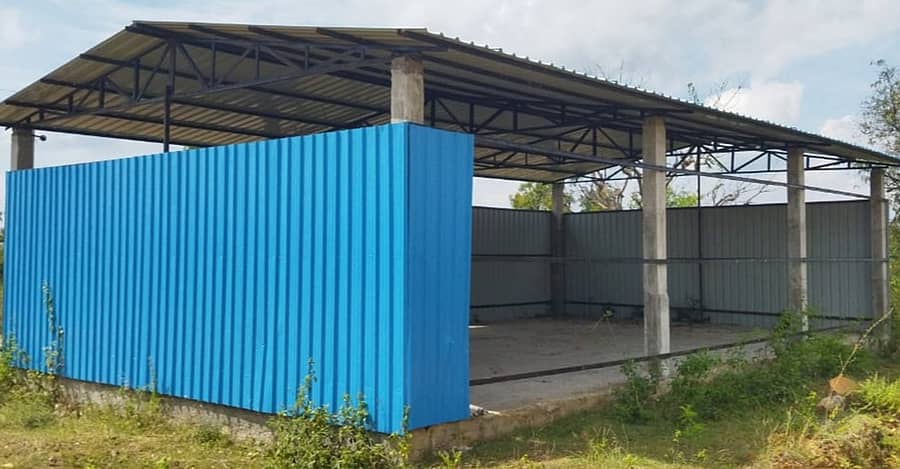 ಯಳಂದೂರು ತಾಲ್ಲೂಕಿನ ಆಮೆಕೆರೆ ರಸ್ತೆಯಲ್ಲಿ ನಿರ್ಮಾಣವಾಗಿರುವ ಘನ ತ್ಯಾಜ್ಯ ಘಟಕದ ಸೀಟ್ ವಾಲ್ ಕಳ್ಳರ ಪಾಲಾಗಿವೆ.