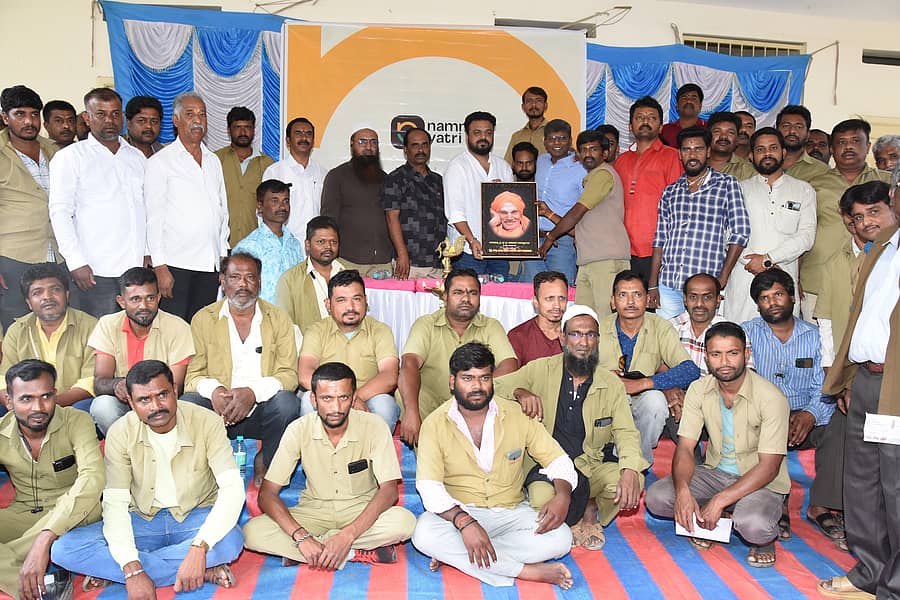 ತುಮಕೂರಿನಲ್ಲಿ ಗುರುವಾರ ‘ನಮ್ಮ ಯಾತ್ರಿ’ ಆ್ಯಪ್ ಬಿಡುಗಡೆ ಮಾಡಲಾಯಿತು. ನಮ್ಮ ಯಾತ್ರಿ ಸಮುದಾಯದ ನಿರ್ದೇಶಕ ರಾಜೀವ್, ಮುಖ್ಯಸ್ಥ ಶ್ಯಾನ್, ಆಟೊ ಚಾಲಕರ ಸಂಘದ ಮುಖಂಡ ನವೀನ್ ಕುಮಾರ್, ಪ್ರಾದೇಶಿಕ ಸಾರಿಗೆ ಇಲಾಖೆ ಅಧಿಕಾರಿ ಬಿ.ಎಚ್.ರಾಜೇಶ್, ನಗರ ಪಾಲಿಕೆ ಮಾಜಿ ಸದಸ್ಯ ಕೆ.ಪಿ.ಮಹೇಶ್ ಇತರರು ಇದ್ದರು